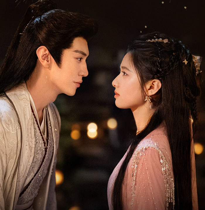 Trương Tịnh Nghi và Trần Triết Viễn kết hợp trong câu chuyện xoay quanh công chúa Đề Lan và Thang Càn Tự, đồng thời có sự xuất hiện của Chử Trọng Húc do Lương Vĩnh Kỳ đảm nhận. Đề Lan vốn là công chúa của bộ tộc Nhạn Hải nhưng cuộc sống bị đảo lộn sau những biến động chính trị. Khi gặp đại tướng quân Thang Càn Tự, giữa hai người dần nảy sinh tình cảm trong bối cảnh chiến tranh và tranh đoạt quyền lực. Tuy nhiên, mối quan hệ ấy không đơn giản khi Chử Trọng Húc cũng dành cho Đề Lan sự ám ảnh đặc biệt bởi nàng có dung mạo giống hoàng hậu đã khuất. Chính sự đan xen giữa tình yêu, trách nhiệm và quyền lực khiến tuyến tình cảm của bộ ba trở thành một trong những điểm được chờ đợi của phim. Với Trương Tịnh Nghi và Trần Triết Viễn, sức hút còn nằm ở lần kết hợp trong một thế giới cổ trang nhiều biến động.