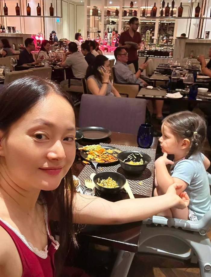 Lan Phương thừa nhận cuộc sống hiện tại vẫn có những vất vả, nhưng nữ diễn viên cảm thấy hạnh phúc hơn khi được chủ động với lựa chọn của mình. Ảnh: FBNV.