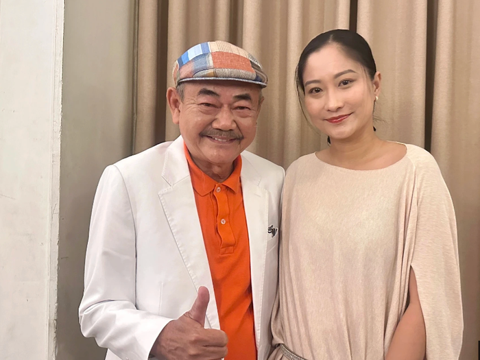 NSND Việt Anh hạnh phúc bên vợ trẻ Chân Chân.