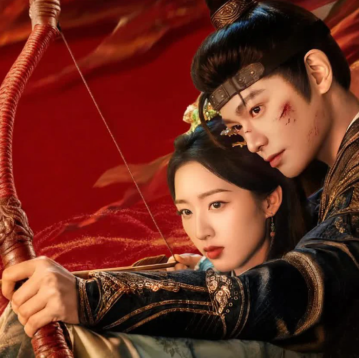 Ra mắt từ ngày 9/8 trên Tencent Video và WeTV, Hoa Khai Cẩm Tú nhanh chóng thu hút sự chú ý nhờ câu chuyện cổ trang kết hợp gia đấu và quyền mưu. Phim có Đinh Vũ Hề và Đặng Ân Hy đóng chính, được chuyển thể từ tiểu thuyết cùng tên của Chi Chi. Nội dung xoay quanh Phó Đình Vân, một tiểu thư thế gia bất ngờ bị vu oan và phải rời bỏ cuộc sống vốn có để chạy trốn. Trên hành trình lưu vong, cô gặp Triệu Lăng, một tay buôn muối lậu hào sảng và giàu nghĩa khí. Cùng nhau trải qua những biến cố liên quan đến bạo loạn, nạn đói và sự truy sát, hai nhân vật dần hình thành sự tin tưởng, đồng thời nảy sinh tình cảm. Hành trình tự cứu mình giữa những khuôn phép phong kiến là điểm nhấn của tác phẩm.