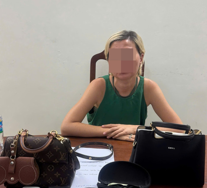 Nghi phạm Enola Iugai bị tạm giữ cùng tang vật để phục vụ công tác điều tra. Ảnh: Cổng TTĐT Công an TP Đà Nẵng