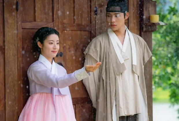 Nếu yêu thích cổ trang pha hài lãng mạn, To My Beloved Thief là lựa chọn đáng chú ý. Nam Ji Hyun vào vai Hong Eun-jo, một nữ y quan xuất thân quý tộc nhưng bí mật trở thành “Robin Hood” chuyên giúp đỡ người nghèo. Moon Sang Min đảm nhận Hoàng tử Yi Yeol, người vô tình bị cuốn vào cuộc đời của cô. Phim mở màn với 4,3% rating toàn quốc, sau đó tăng đều và đạt 7,7% ở tập 15. Tập cuối ghi nhận 7,6%, trong khi mức trung bình cả phim đạt khoảng 6,5%.