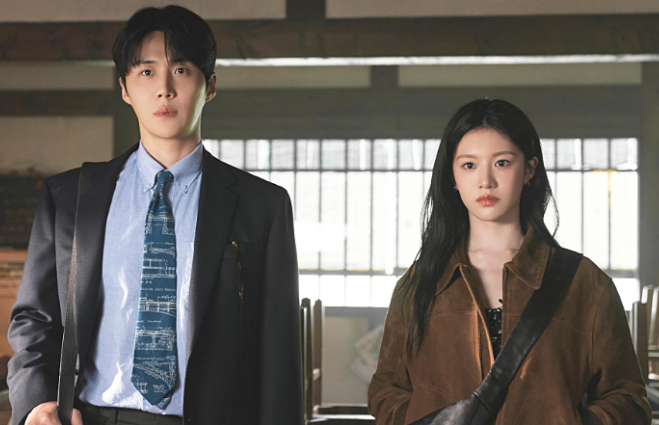 Can This Love Be Translated? là một trong những phim tình cảm Hàn Quốc thành công nhất trên Netflix năm 2026. Kim Seon Ho vào vai Joo Ho-jin, một phiên dịch viên đa ngôn ngữ, còn Go Youn Jung hóa thân Cha Mu-hee, nữ diễn viên nổi tiếng toàn cầu. Hai người gặp nhau khi cùng tham gia một chương trình truyền hình quốc tế và dần phát sinh tình cảm. Ngay sau khi phát hành, phim nhanh chóng tạo hiệu ứng toàn cầu. Trong tuần thứ hai, tác phẩm đứng No.1 bảng phim truyền hình không nói tiếng Anh của Netflix với 9 triệu lượt xem, đồng thời lọt Top 10 tại 60 quốc gia. Với câu chuyện tình xuyên quốc gia, chemistry của Kim Seon Ho - Go Youn Jung cùng sức hút quốc tế, đây được xem là một trong những rom-com nổi bật nhất màn ảnh Hàn 2026.