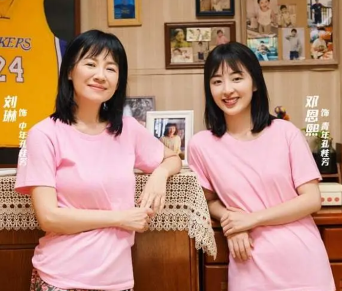 Mẹ Tôi Là Hoa Khôi là một bộ phim hài kỳ ảo khá ít được chú ý. Nội dung xoay quanh Khổng Tiểu Xán, một sinh viên đại học phát hiện mẹ mình mắc bệnh nan y. Cậu quyết định giao dịch với người ngoài hành tinh, sử dụng năng lượng sinh mệnh để giúp người mẹ 45 tuổi lấy lại diện mạo tuổi đôi mươi và bắt đầu một cuộc đời mới. Ảnh: Mango TV