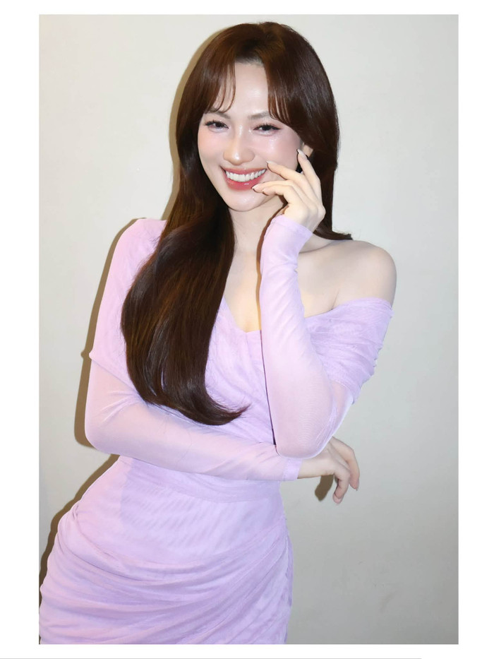 Trong loạt ảnh, Phương Anh Đào diện thiết kế tông tím nhạt, khoe bờ vai thanh mảnh cùng vóc dáng nữ tính.