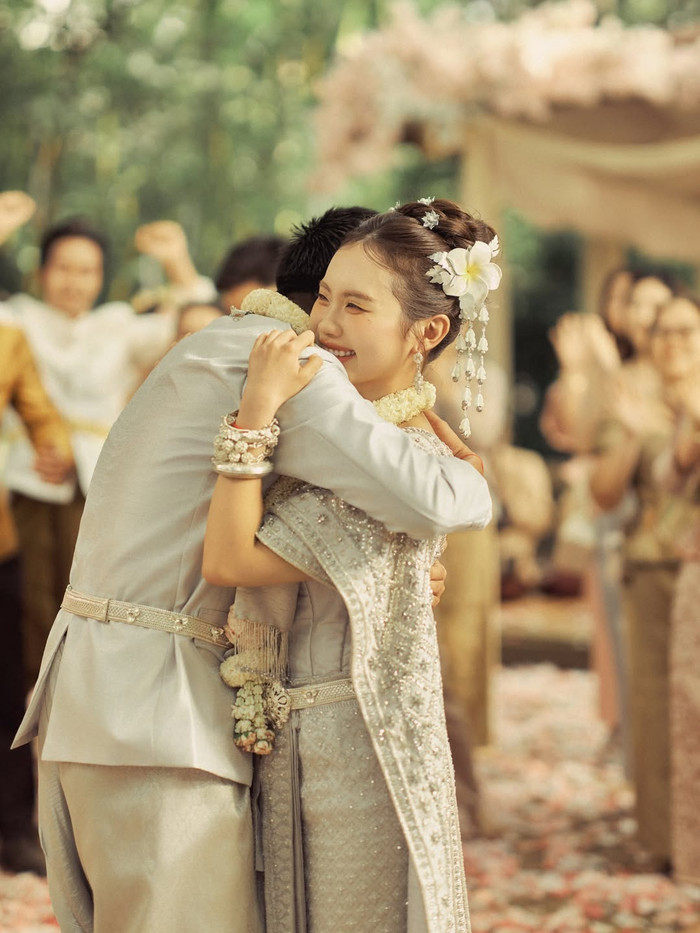 Phương Mỹ Chi 'cưới chồng' trong MV Thiên đường với người thương.