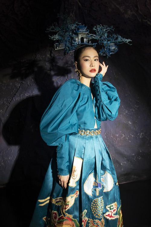 Nữ ca sĩ gặt hái nhiều thành tựu cả trong học vấn lẫn nghệ thuật.