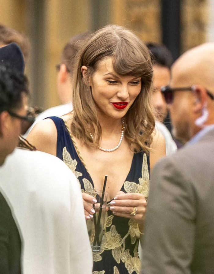 Taylor Swift xuất hiện với tâm trạng vui vẻ và có cuộc trò chuyện thân mật cùng cô dâu, chú rể trước khi giao lưu với những khách mời khác.