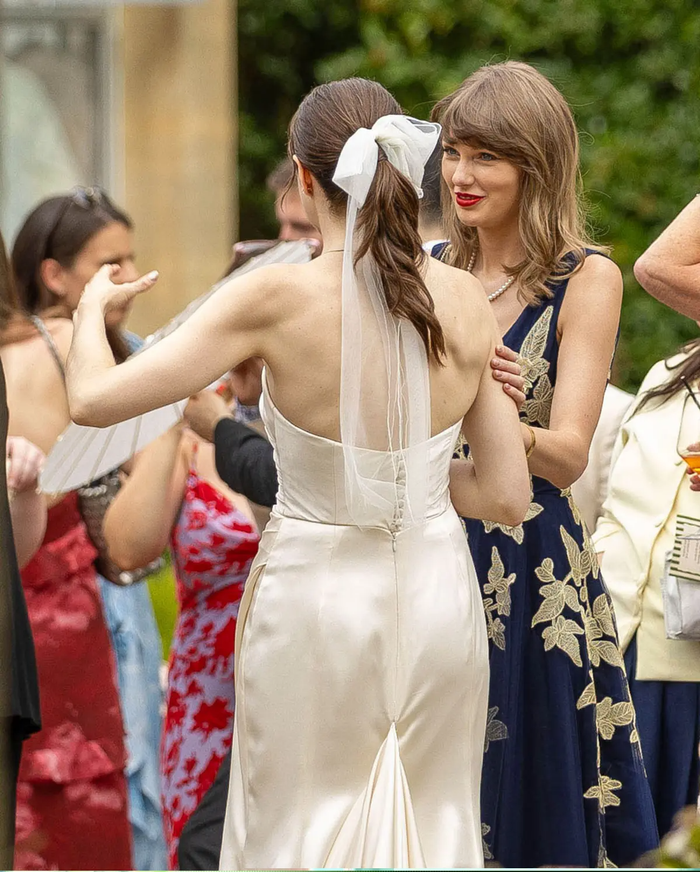 Taylor Swift khoe khéo nhẫn cưới Ảnh 2