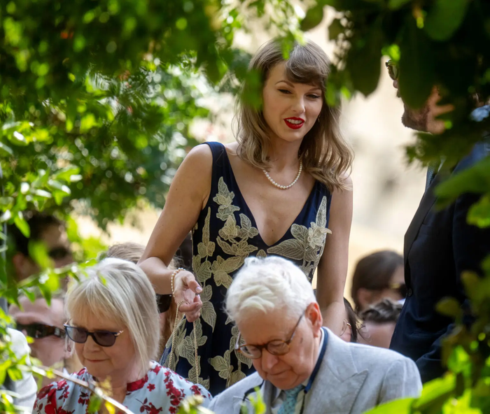 Taylor Swift vừa thu hút sự chú ý khi xuất hiện tại một đám cưới.