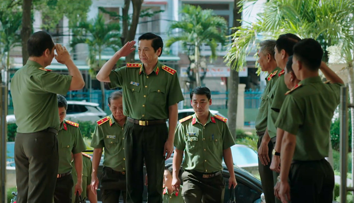 Dù không có nhiều thời gian trên màn ảnh, NSND Trung Anh vẫn tạo được dấu ấn khi xuất hiện với hình tượng một Thượng tướng Công an.