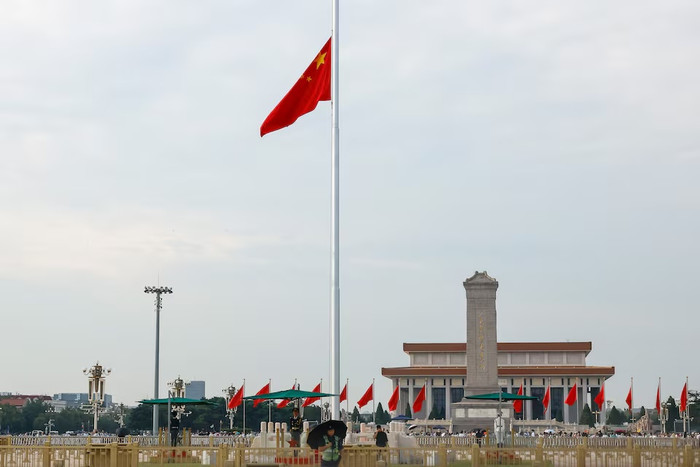 Lá cờ Trung Quốc tại Quảng trường Thiên An Môn được treo rủ để tưởng nhớ cố Thủ tướng Trung Quốc Chu Dung Cơ, người đã qua đời vào thứ Tư tuần trước, hưởng thọ 97 tuổi, tại Bắc Kinh, Trung Quốc, ngày 18 tháng 8 năm 2026. (Ảnh: REUTERS)