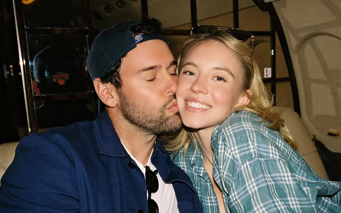 Sydney Sweeney và Scooter Braun bắt đầu hẹn hò sau khi gặp nhau tại đám cưới của tỷ phú Jeff Bezos và Lauren Sanchez ở Venice, Italy vào tháng 6/2025.