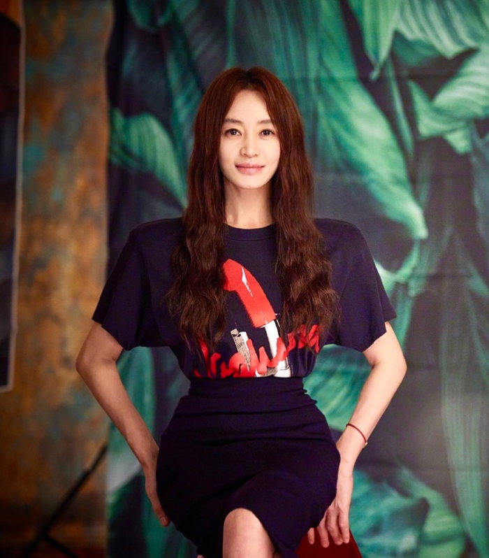 Loạt ảnh của Kim Hye Soo nhanh chóng thu hút sự quan tâm nhờ diện mạo nổi bật.
