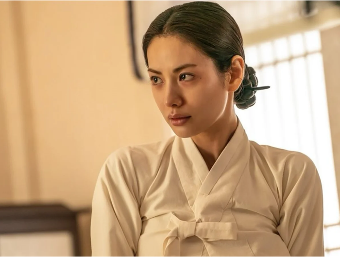 Nana vào vai phu nhân Thúc - Jeong Hee Yeon, người phụ nữ nhiều năm tuân thủ nghiêm ngặt lễ giáo truyền thống và một lòng giữ gìn tiết hạnh. Nhân vật ban đầu là hình mẫu tiêu biểu cho những chuẩn mực đạo đức khắt khe của xã hội Joseon. Tuy nhiên, trước sự theo đuổi từng bước của Triệu Nguyên, những cảm xúc bị kìm nén bấy lâu dần trỗi dậy. Nana được kỳ vọng thể hiện quá trình biến chuyển phức tạp của nhân vật, từ kiên quyết từ chối, giằng co và dao động cho đến khi hoàn toàn bị cuốn vào mối quan hệ, qua đó tạo thêm sức nặng cho mối tình tay ba.