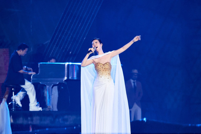 Võ Hạ Trâm thăng hoa tại concert Tổ Quốc Trong Tim năm 2025 với ca khúc Mẹ yêu con (Ảnh: FBNV)