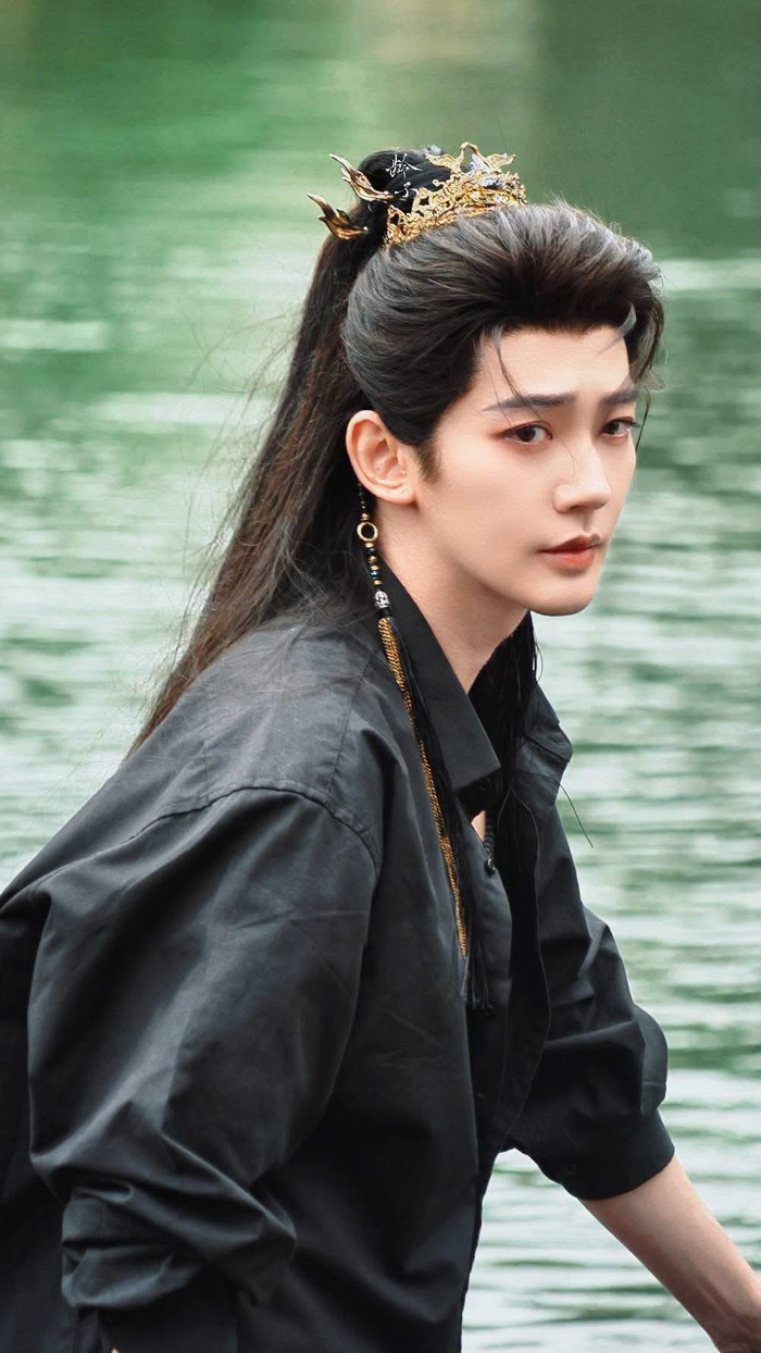 Đặng Vi khoe khí chất thanh lãnh trong vai Tư Cuồng Lan. Ảnh: Weibo.