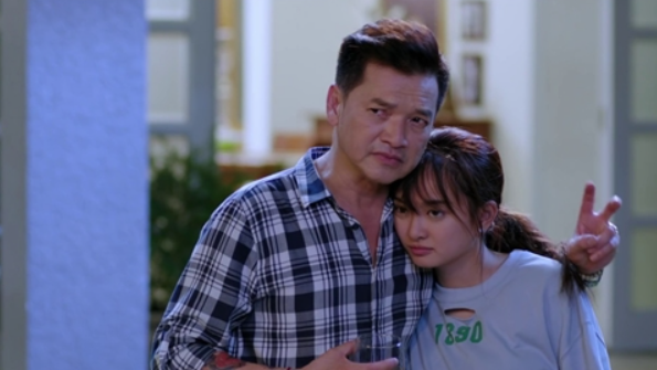 Quang Minh ghi dấu với vai bố Linh Đan trong Em chưa 18, hiện tượng phòng vé từng đạt khoảng 169 tỷ đồng vào năm 2017. Ảnh: NSX.