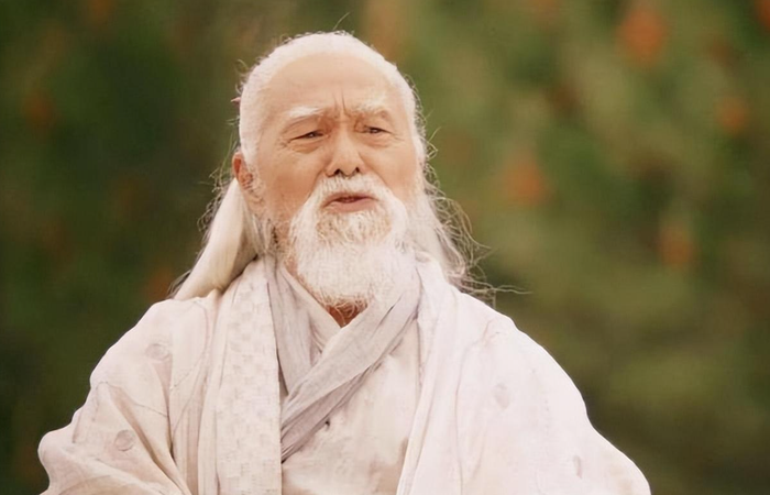 Trương Tam Phong là nhân vật có vị trí đặc biệt trong hệ thống võ học Kim Dung. Không chỉ sở hữu thực lực cao, ông còn là người sáng tạo và phát triển những nền tảng võ học có ảnh hưởng lâu dài, tiêu biểu là Thái cực quyền và Thái cực kiếm. Điểm đáng chú ý ở Trương Tam Phong là khả năng dung hòa cương nhu, âm dương và biến võ học thành một hệ thống mang dấu ấn riêng. Nhân vật này vì thế thường được đặt vào nhóm cao thủ có cảnh giới vượt xa những cuộc tranh tài thông thường, thay vì chỉ được đánh giá bằng số trận thắng.