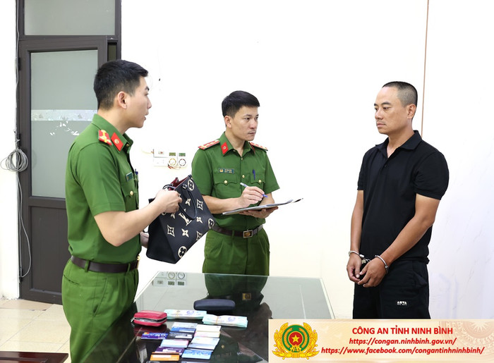 Cán bộ Phòng Cảnh sát hình sự kiểm tra tang vật vụ án. Ảnh: Công an tỉnh Ninh Bình&nbsp;