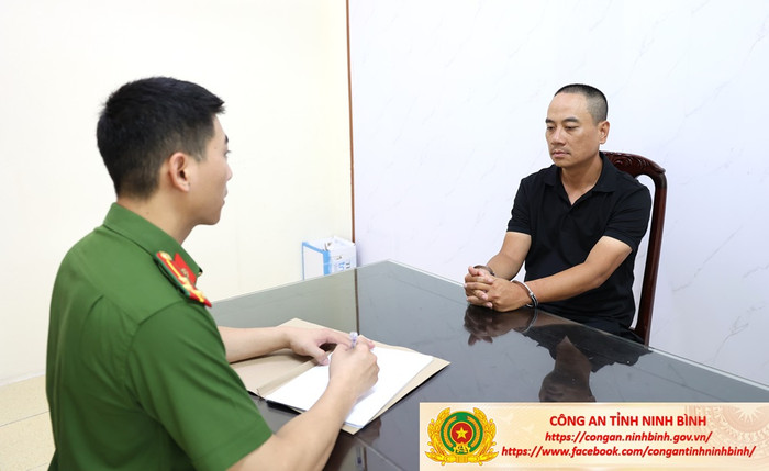Cán bộ Phòng Cảnh sát hình sự ghi lời khai của Bùi Huy Tú. Ảnh: Công an tỉnh Ninh Bình