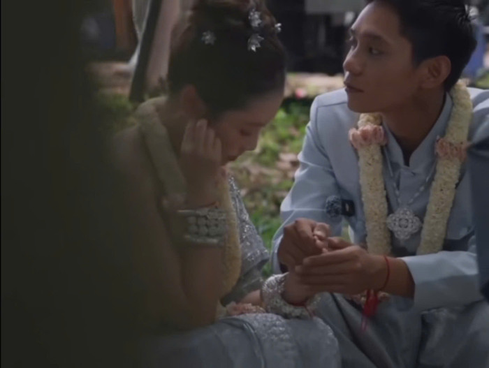 Bảo Định liên tục trấn an Phương Mỹ Chi. Ảnh chụp màn hình Tiktok thaonguyenzwbk
