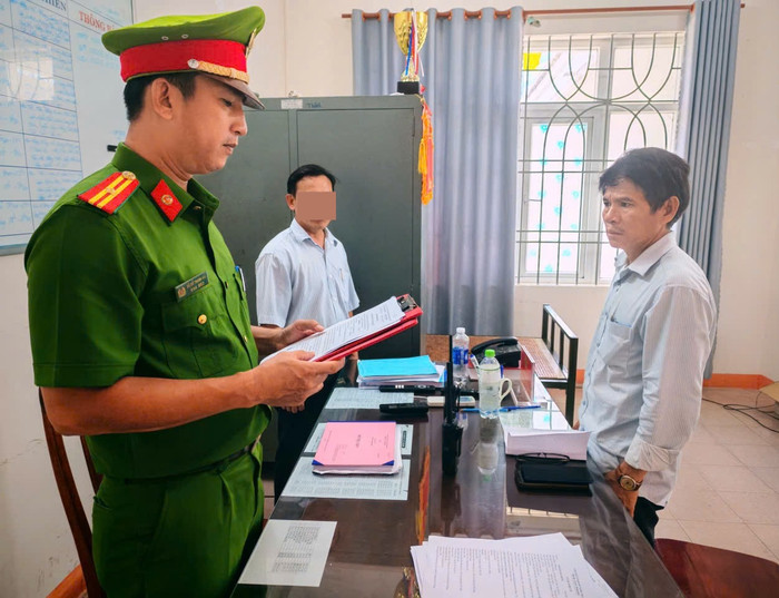 Cơ quan CSĐT Công an thành phố Đà Nẵng tống đạt các quyết định đối với Nguyễn Bảo Đông. Ảnh: Công an TP Đà Nẵng,&nbsp;&nbsp;