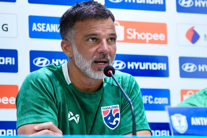 HLV Anthony Hudson thừa nhận ông cảm thấy xấu hổ khi những tranh cãi sau trận bán kết lượt đi AFF Cup 2026 giữa Thái Lan và Singapore trở thành chủ đề được bàn tán trên mạng xã hội. Ảnh: FAT