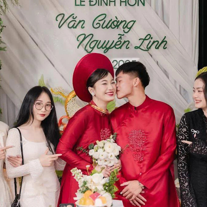 Cô giáo Nguyễn Linh - bà xã cầu thủ Hồ Văn Cường.