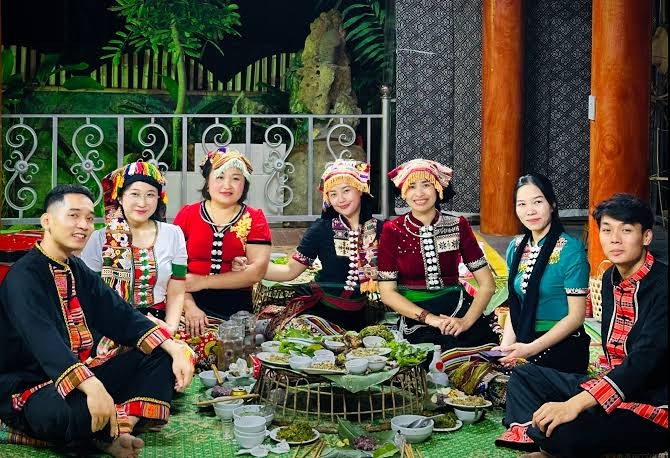 Du khách đừng quên trải nghiệm không gian sống của người bản địa. Trong ảnh là sự quây quần bên mâm cơm của bà con người Thái ở miền Tây xứ Nghệ. Ảnh: Sức khỏe & Đời sống.