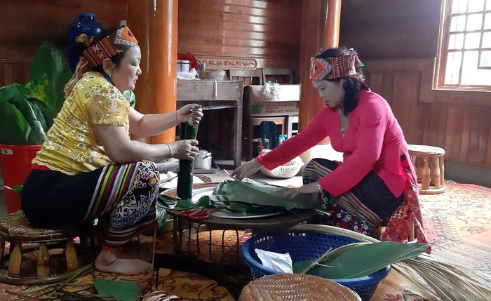 Bà con người Thái chuẩn bị nguyên liệu cho ngày Tết theo phong tục riêng. Ảnh: Sức khỏe & Đời sống.