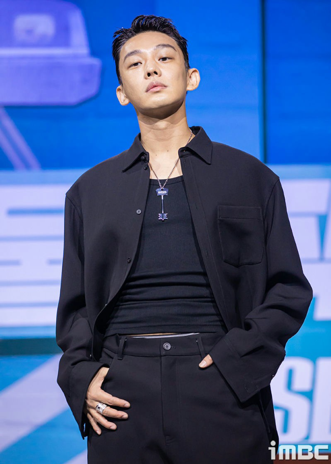 Yoo Ah In đảm nhận một sát thủ bí ẩn được thuê truy đuổi nhóm dị giáo trong Vampire, vai diễn mang màu sắc lạnh lùng và huyền bí. Ảnh: IMBC.