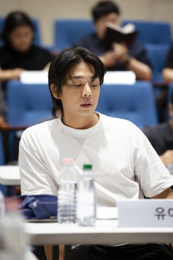 Yoo Ah In xuất hiện tại buổi đọc kịch bản Vampire bên Lee Sung Min, Lee Joon Hyuk, Yoon Kyung Ho, Choi Hyun Wook và Doi. Ảnh: SBS.