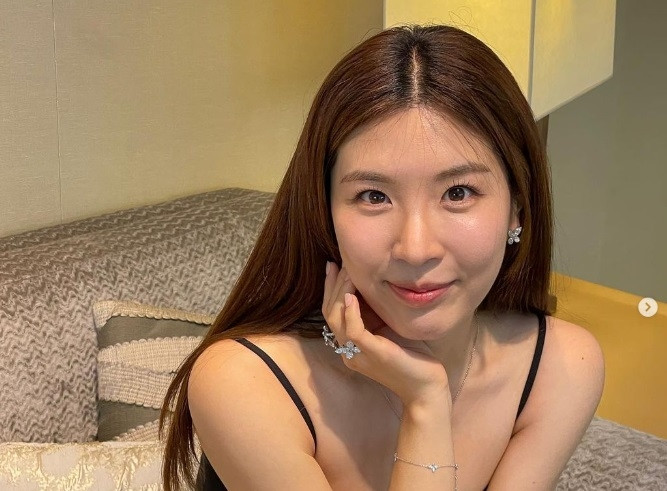 Ham Yon Ji con gái của Chủ tịch Ottogi Ham Young Joon và là người thừa kế đời thứ 3 của tập đoàn.