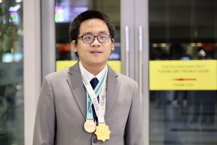 Nguyễn Hữu Tuấn với 2 Huy chương vàng Olimpic Quốc tế chỉ trong một tuần. &nbsp;Ảnh: Bộ GD&ĐT&nbsp;