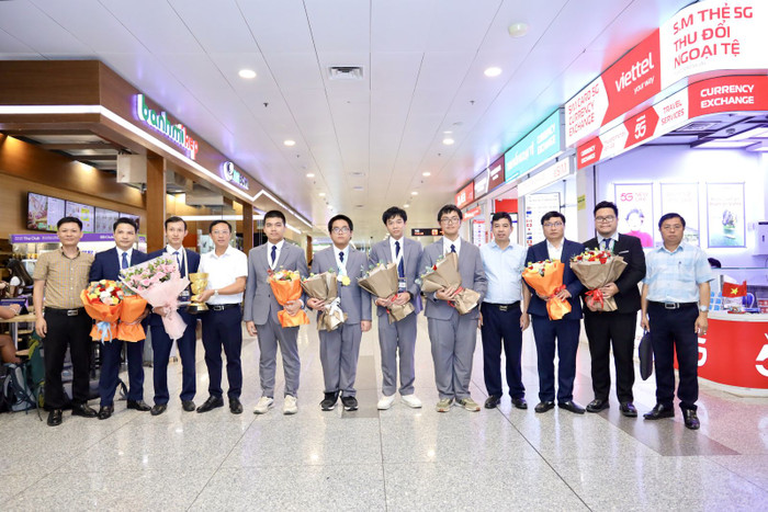 Bộ GDĐT, Sở GDĐT Ninh Bình chúc mừng đội tuyển . &nbsp;Ảnh: Bộ GD&ĐT&nbsp;