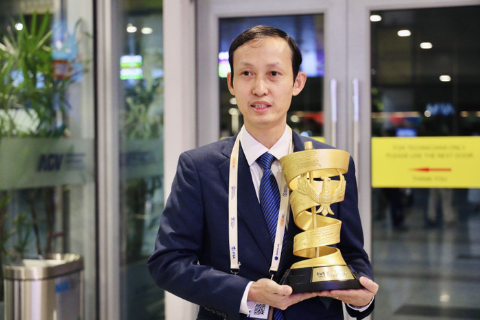 PGS.TS Đỗ Phan Thuận với chiếc cúp được IOI 2026 truy tặng cho cố&nbsp;PGS.TS Nguyễn Đức Nghĩa. &nbsp;Ảnh: Bộ GD&ĐT