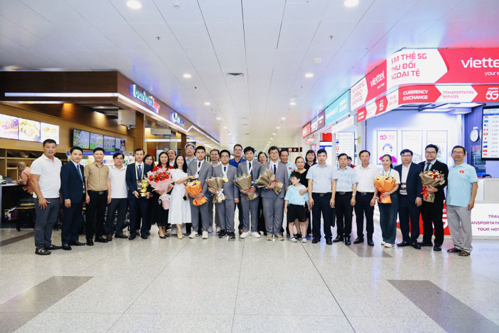 Chiếc cúp danh giá ghi nhận những đóng góp thầm lặng của những người thầy phía sau thành công của các thế hệ học trò. &nbsp;Ảnh: Bộ GD&ĐT