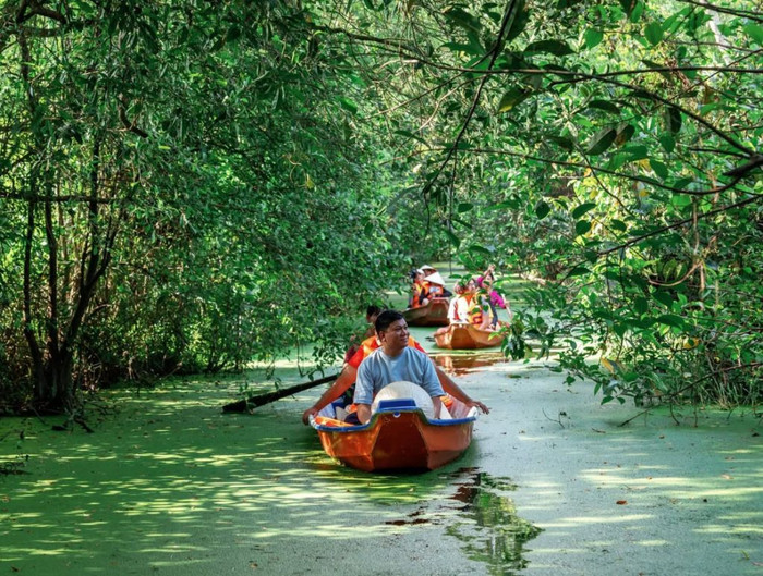 Du khách ngồi xuồng ngắm cảnh đẹp ở khu bảo tồn Đồng Tháp Mười. Ảnh: Thám hiểm Mekong