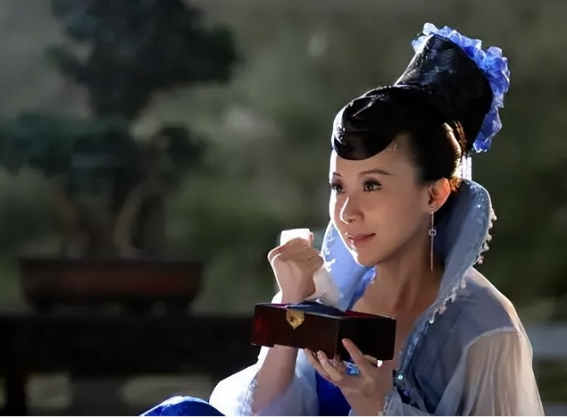 Thủy Mẫu Âm Cơ là cung chủ Thần Thủy Cung trong Sở Lưu Hương truyền kỳ. Bà sở hữu võ công sâu không lường, được xem là một trong những đối thủ mà Sở Lưu Hương không muốn trực tiếp đối đầu. Khác với Yêu Nguyệt, Thủy Mẫu Âm Cơ mang vẻ lạnh lùng và bí ẩn. Bà có địa vị gần như tuyệt đối trong Thần Thủy Cung, khiến những người dưới quyền vừa kính trọng vừa sợ hãi. Nhân vật này nổi bật bởi khả năng kiểm soát cảm xúc và nội lực đáng kinh ngạc. Sự xuất hiện của Thủy Mẫu Âm Cơ luôn tạo cảm giác áp lực, bởi không ai biết giới hạn võ công thực sự của bà nằm ở đâu.