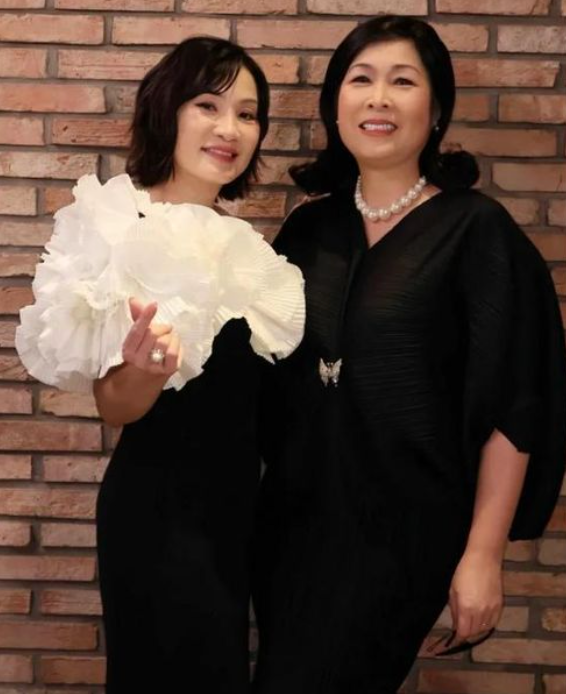 Hồng Đào và Hồng Vân.