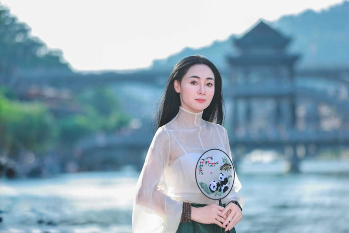 Sau những thăng trầm, Quách Thu Phương ở tuổi 49 hướng tới một tình yêu bình yên, tin tưởng và trân trọng những người đang hiện diện trong cuộc đời. Ảnh: FBNV.