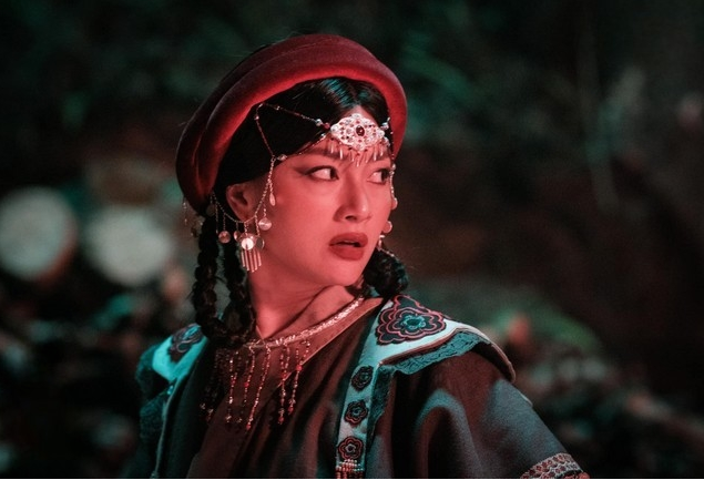 Nếu Ánh cho thấy khả năng diễn đời thường thì Thập Nương lại mở ra một Lan Phương hoàn toàn khác. Trong Kẻ ăn hồn (2023), cô hóa thân thành người phụ nữ mang quá khứ bi kịch, từng chứng kiến gia tộc bị sát hại và nuôi dưỡng lòng thù hận trong nhiều năm. Thập Nương tìm đến tà thuật “rượu sọ người”, trở thành mắt xích quan trọng trong chuỗi bi kịch của làng Địa Ngục. Điểm khó của nhân vật nằm ở sự chuyển biến tâm lý và ngoại hình. Lan Phương phải thể hiện đồng thời nỗi đau, sự căm hận và vẻ quỷ dị của một nhân vật đã bước qua ranh giới giữa con người và thế lực tà ác. Vai diễn xuất hiện không quá nhiều nhưng được xem là một trong những điểm nhấn của phim. Thập Nương cũng chứng minh Lan Phương có thể đảm nhận những nhân vật phức tạp, gai góc và mang màu sắc kinh dị.