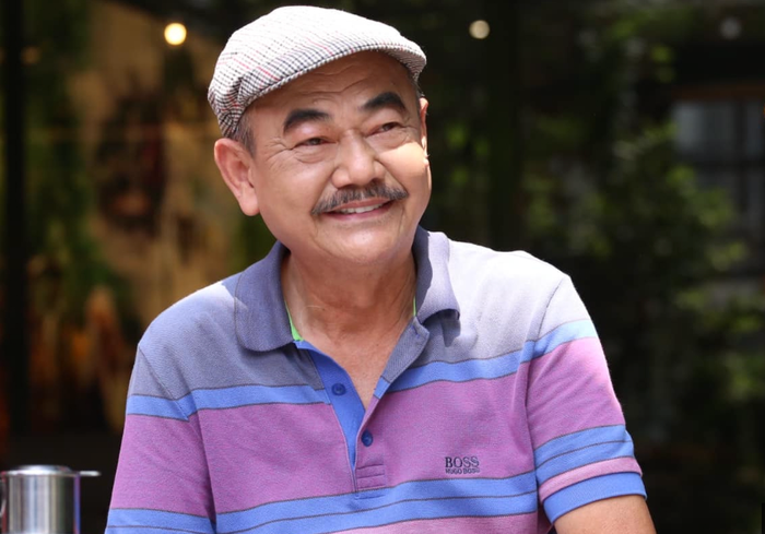 NSND Việt Anh lùi lại, nhường không gian cho lớp trẻ đầy năng lượng.
