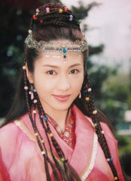 Trong Ỷ Thiên Đồ Long Ký 2001, Lê Tư hóa thân thành Triệu Mẫn - quận chúa Mông Cổ thông minh, quyết đoán và có khả năng thao túng tình thế. Triệu Mẫn của Lê Tư vừa có sự sắc sảo của một nữ nhân vật quyền lực, vừa có nét tinh nghịch và đáng yêu khi ở bên Trương Vô Kỵ. Đặc biệt, diễn xuất bằng ánh mắt và biểu cảm tự nhiên giúp nữ diễn viên tạo nên một Triệu Mẫn có sức hút riêng.