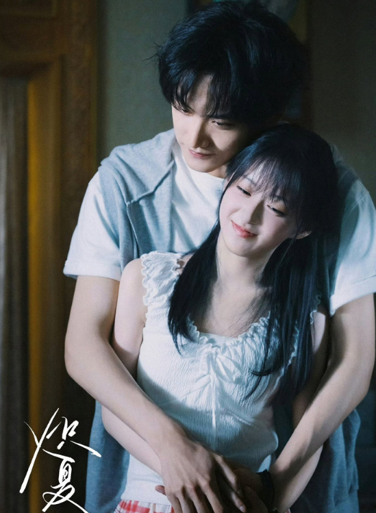 Sự kết hợp giữa Châu Kha Vũ và Bao Thượng Ân gây chú ý nhờ ngoại hình nổi bật cùng khoảng cách chiều cao gần 30 cm. Phim khai thác câu chuyện tình yêu với những rung động tuổi trẻ và hành trình để hai nhân vật đối diện với cảm xúc từng bỏ lỡ. Sự chênh lệch về ngoại hình cũng trở thành điểm nhấn thú vị của cặp đôi.