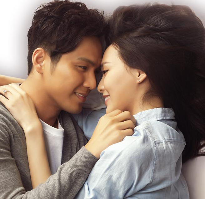 Hà Dĩ Thâm và Triệu Mặc Sênh là một trong những cặp đôi kinh điển của dòng phim ngôn tình chuyển thể. Sau những năm tháng xa cách, cả hai gặp lại và tiếp tục viết câu chuyện tình còn dang dở. Phiên bản truyền hình năm 2015 từng tạo tiếng vang lớn, giúp Chung Hán Lương và Đường Yên ghi dấu sâu đậm với khán giả.