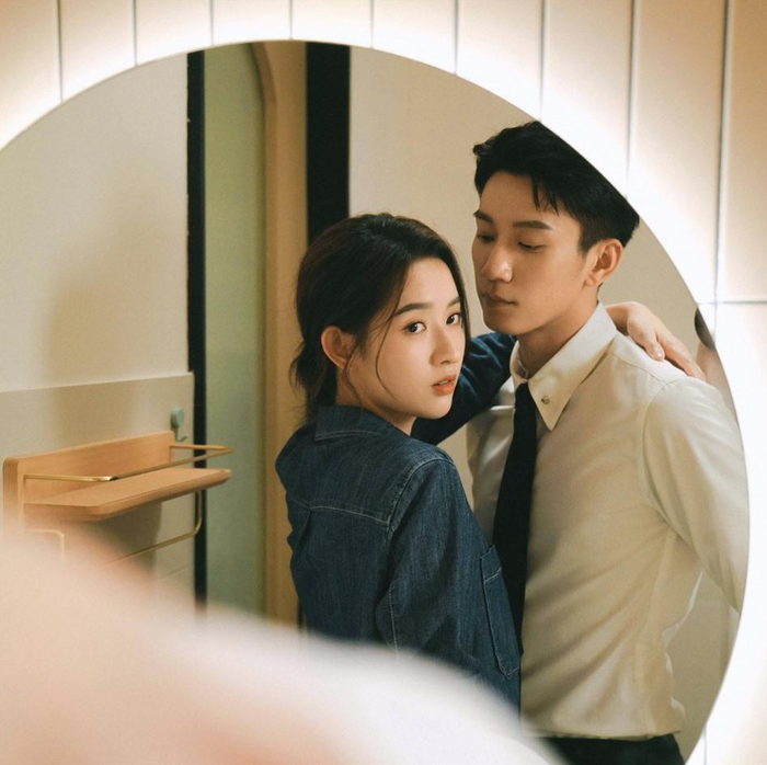 Mẫn Tuệ và Tân Kỳ từng yêu nhau nhưng chia tay vì những khúc mắc trong quá khứ. Sau nhiều năm, họ gặp lại khi cả hai đều đã trưởng thành. Mối quan hệ từ lạnh nhạt, tổn thương dần chuyển sang thấu hiểu và yêu lại. Đây là kiểu chuyện tình đặc trưng của dòng phim người cũ gặp lại, khi thời gian không thể xóa hoàn toàn tình cảm. Bộ phim lên sóng năm 2023 với Vương Ngọc Văn và Vương Tử Kỳ đóng chính.