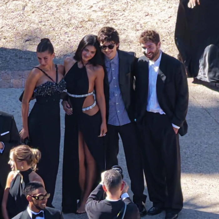 Bên cạnh vợ chồng Hailey và Justin Bieber, Kylie Jenner và Timothée Chalamet cũng góp mặt.&nbsp;Ảnh: @harpersbazaarus