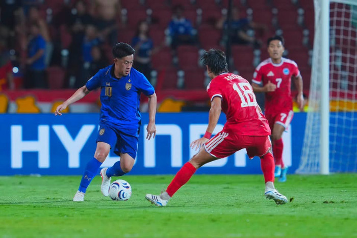Tuyển Thái Lan đã trải qua trận bán kết lượt về đầy bất ngờ khi để Singapore thắng 2-1 trên sân nhà, nhưng vẫn vào chung kết AFF Cup 2026 với tổng tỷ số 4-3. Ảnh: FAT